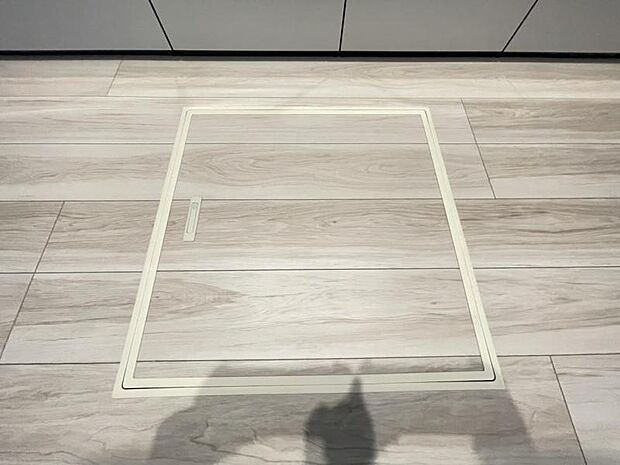 お漬物を漬けたり鍋などの季節物もしまっておける便利な床下収納！