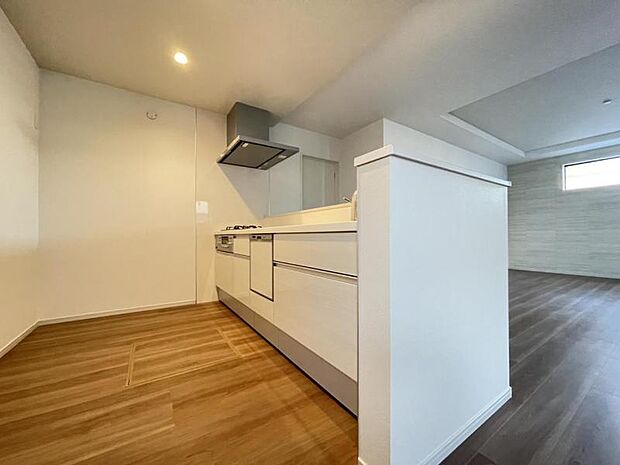 カウンター式のキッチンはリビングの様子を見ながら家事ができるので小さなお子さまがいるご家庭も安心です＾＾