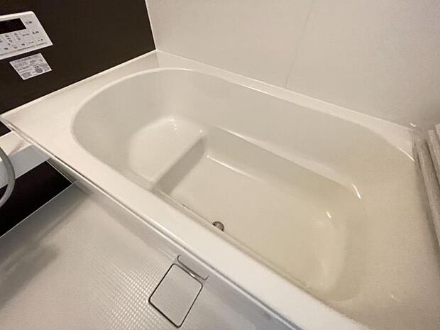 浴槽内はベンチ付きなので半身浴や親子一緒に入浴が楽しめます♪