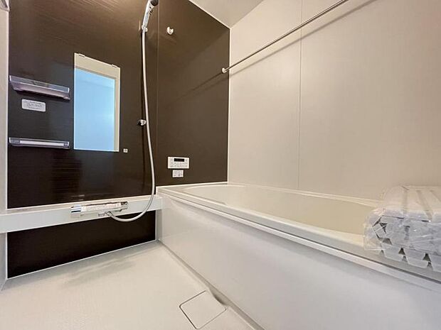 ゆったりと浸かれる1坪風呂を採用！1日の疲れを癒してくれる浴室は窓のある開放的な空間＾＾