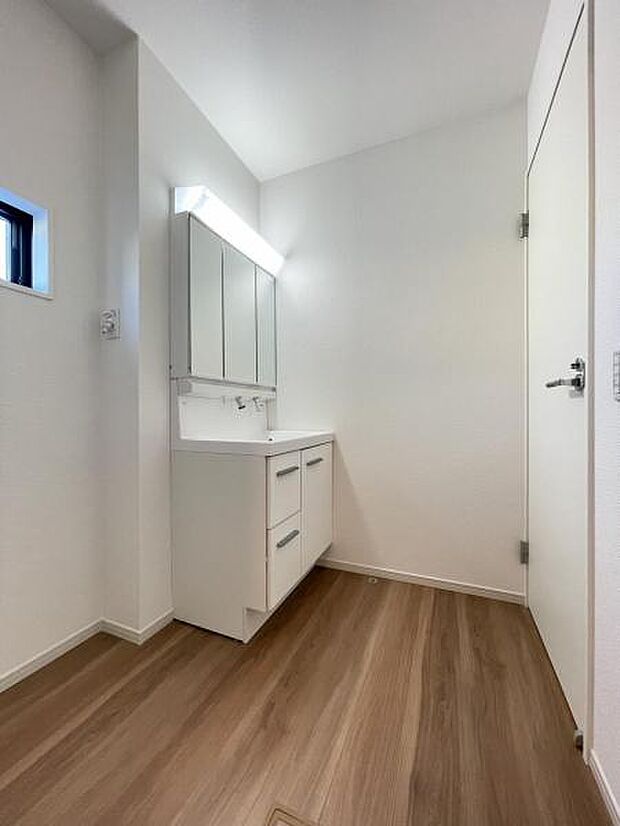 朝の準備・毎日の洗濯・帰宅後のお風呂と大活躍の洗面スペース。窓もあって風通りも良いので湿気がこもりにくい仕様＾＾