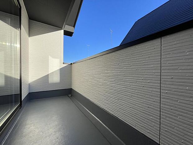 バルコニーは洗濯物や布団が干せる十分な広さです＾＾