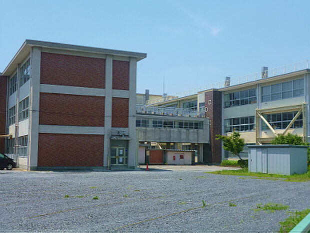 石井小学校　1013ｍ/徒歩13分、車3分