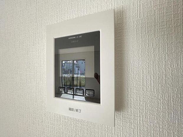 訪問者がひと目でわかるモニター付きインターホンを標準装備。お子さまのお留守番にも安心です！