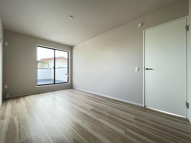 お部屋からバルコニーに出られるので洗濯物や布団などをすぐ干せ取込みも楽にできます!