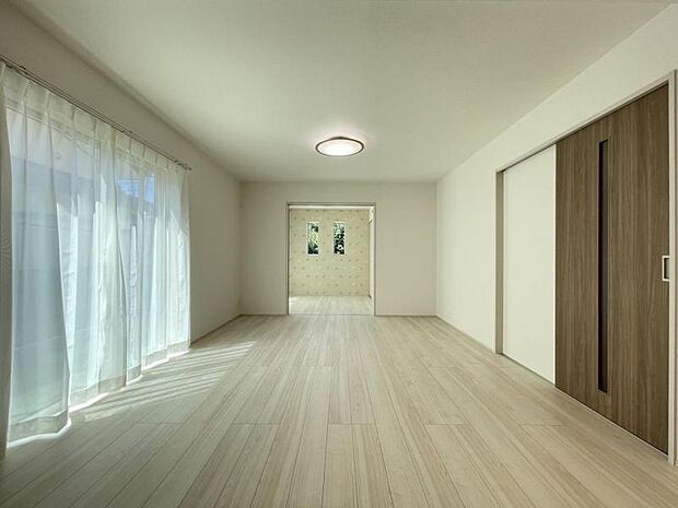 リビングは家族団らんの大切な空間です。ゆとりある広さと明るさでホッとくつろげるスペースになっています！