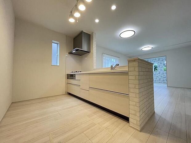 カウンター式のキッチンはリビングの様子を見ながら家事ができるので小さなお子さまがいるご家庭も安心です＾＾