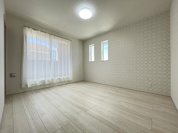 お部屋からバルコニーに出られるので洗濯物や布団などをすぐ干せ取込みも楽にできます！