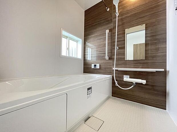 ゆったりと浸かれる1坪風呂を採用！1日の疲れを癒してくれる浴室は窓のある開放的な空間＾＾