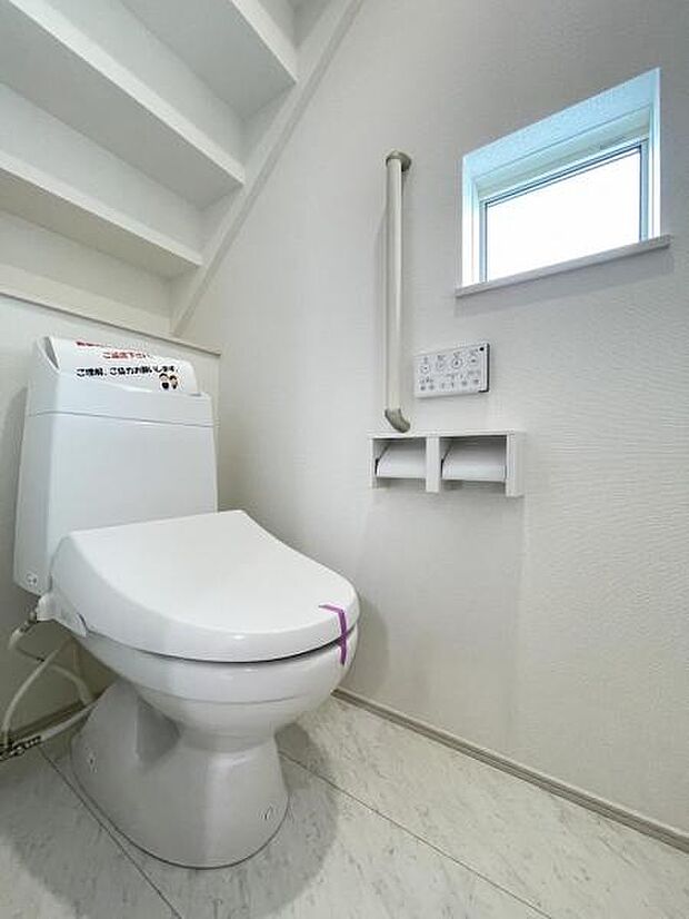採光窓は臭い対策にもなって清潔な空間を保てます♪立ち上がりをサポートしてくれる手すりも完備！