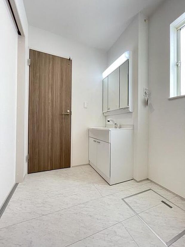 廊下とリビングどちらからも入れる洗面所。短い動線で家事がスムーズに進みそうですね＾＾