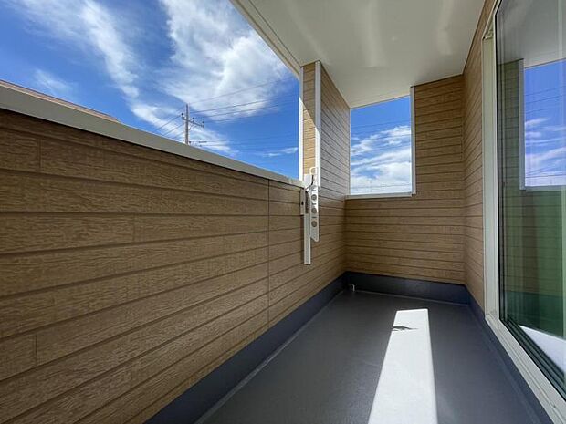 屋根付きのバルコニーで雨の日の洗濯もストレスフリー＾＾