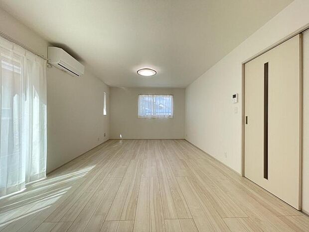 リビングは家族団らんの大切な空間です。ゆとりある広さと明るさでホッとくつろげるスペースになっています！