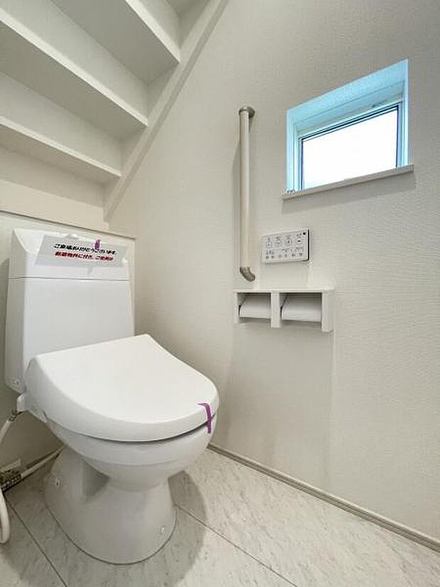 採光窓は臭い対策にもなって清潔な空間を保てます♪立ち上がりをサポートしてくれる手すりも完備！