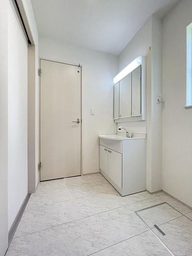 廊下とリビングどちらからも入れる洗面所。短い動線で家事がスムーズに進みそうですね＾＾