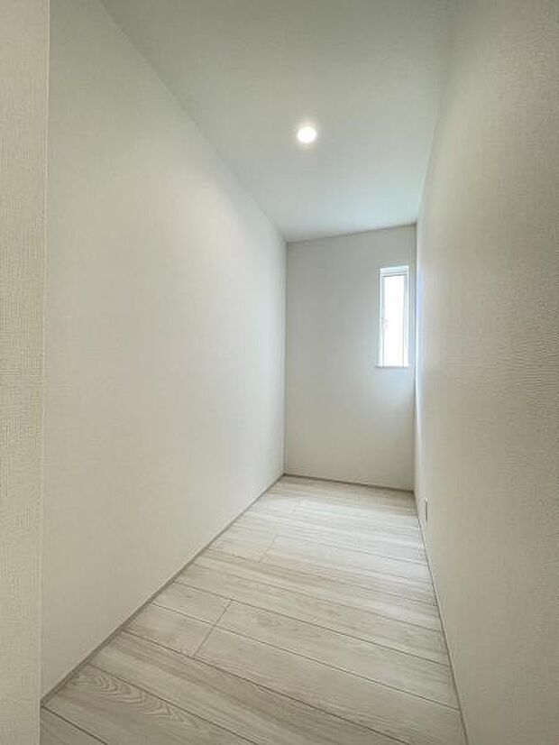 食材の保管や普段使いの少ない食器・調理器具もすっきり収納！