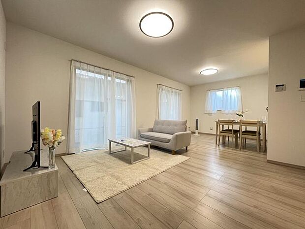 開放感のあるゆとりあるリビング。採光にもこだわった居心地の良い空間です♪