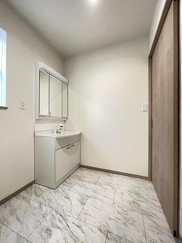 朝の準備・毎日の洗濯・帰宅後のお風呂と大活躍の洗面スペース。窓もあって風通りも良いので湿気がこもりにくい仕様＾＾