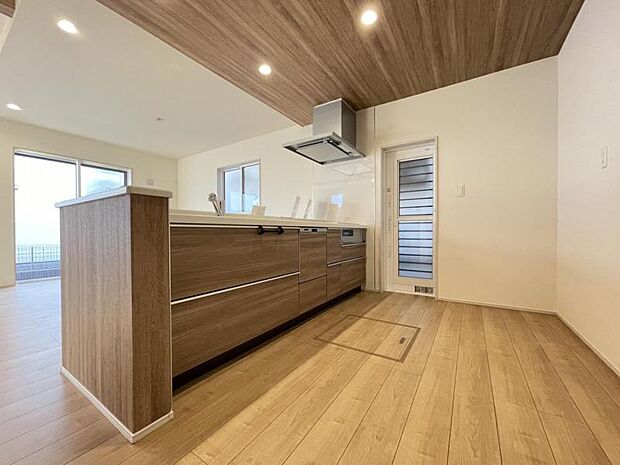 カウンター式のキッチンはリビングの様子を見ながら家事ができるので小さなお子さまがいるご家庭も安心です＾＾