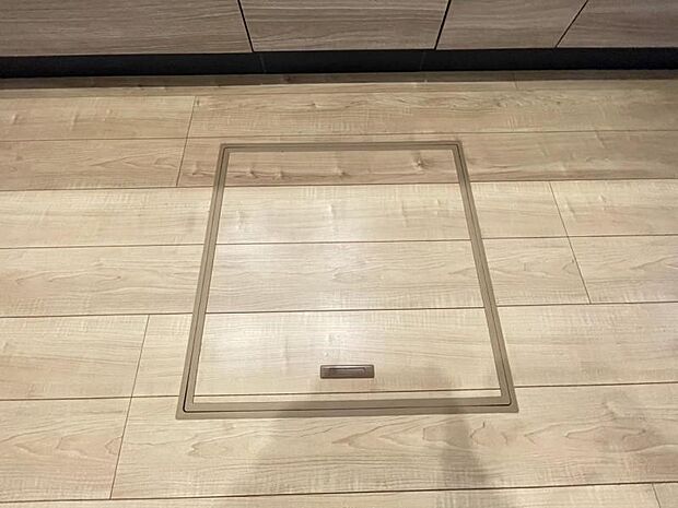 お漬物を漬けたり、鍋などの季節物をしまっておける便利な床下収納！