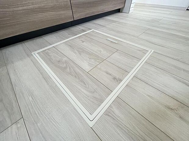 お漬物を漬けたり、鍋などの季節物をしまっておける便利な床下収納!