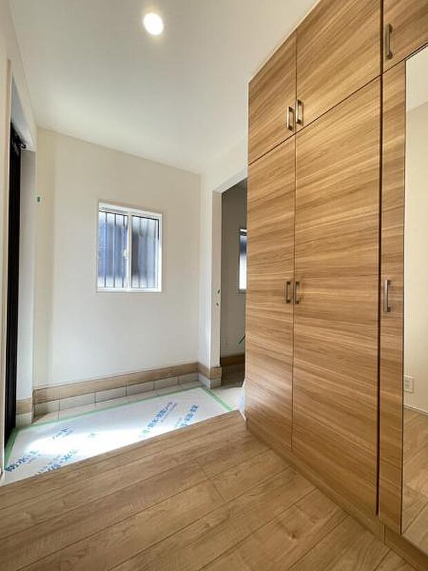 家族の靴がしまえるシューズボックス付き！土間にはベビーカーや子供の遊び道具なども収納できますよ＾＾