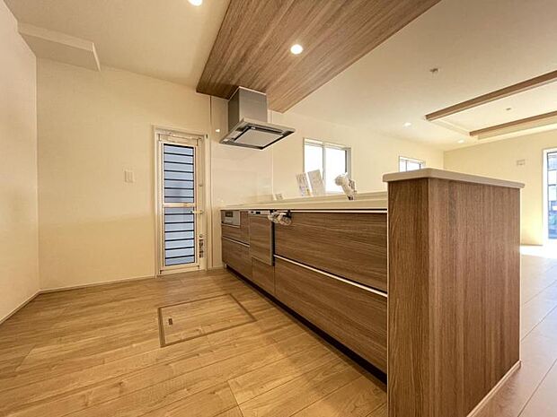 カウンター式のキッチンはリビングの様子を見ながら家事ができるので小さなお子さまがいるご家庭も安心です＾＾