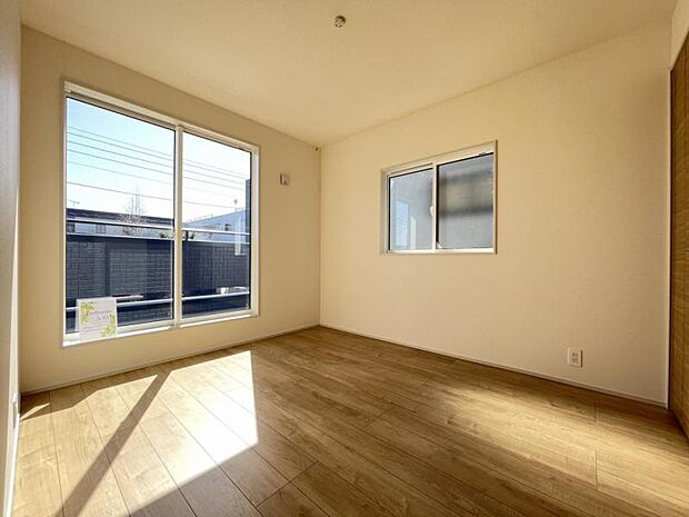 お部屋からバルコニーに出られるので洗濯物や布団などをすぐ干せ取込みも楽にできます！