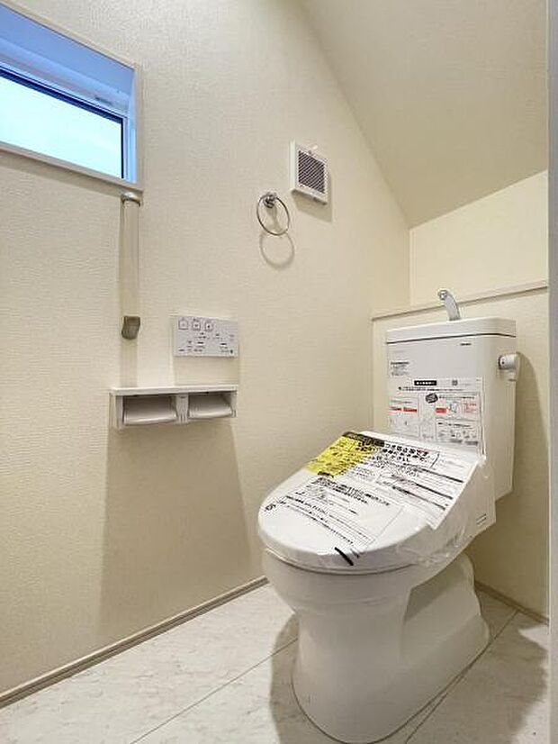 採光窓は臭い対策にもなって清潔な空間を保てます♪立ち上がりをサポートしてくれる手すりも完備！