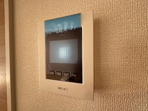 訪問者がひと目でわかるモニター付きインターホンを標準装備。お子さまのお留守番にも安心です！