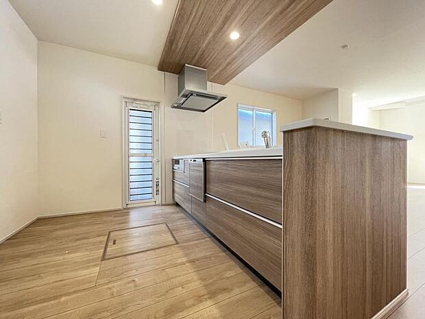 カウンター式のキッチンはリビングの様子を見ながら家事ができるので小さなお子さまがいるご家庭も安心です＾＾