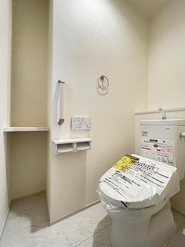 採光窓は臭い対策にもなって清潔な空間を保てます♪立ち上がりをサポートしてくれる手すりも完備！