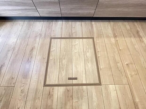 お漬物を漬けたり鍋などの季節物もしまっておける便利な床下収納！