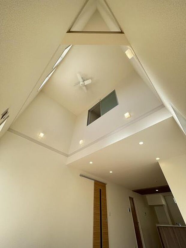 リビング上部は吹き抜けになっており、明るく開放感たっぷり！