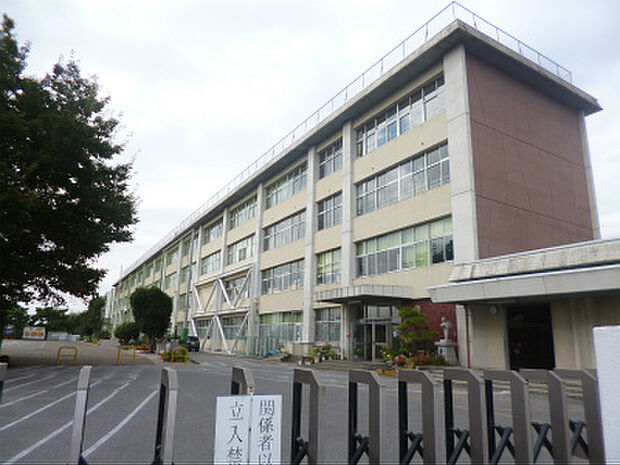 雀宮中央小学校 873m/徒歩11分、車3分