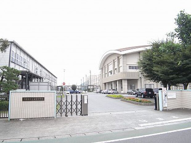 雀宮中学校 754m/徒歩10分、車2分