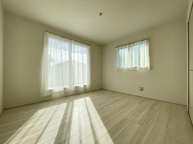 お部屋からバルコニーに出られるので洗濯物や布団などをすぐ干せ取込みも楽にできます！