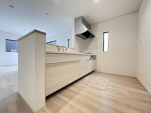 カウンター式のキッチンはリビングの様子を見ながら家事ができるので小さなお子さまがいるご家庭も安心です＾＾