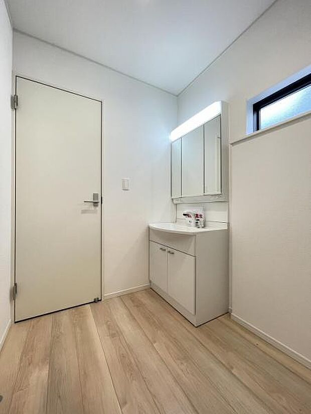 朝の準備・毎日の洗濯・帰宅後のお風呂と大活躍の洗面スペース。窓もあって風通りも良いので湿気がこもりにくい仕様＾＾