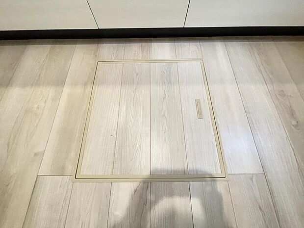 お漬物を漬けたり鍋などの季節物もしまっておける便利な床下収納！