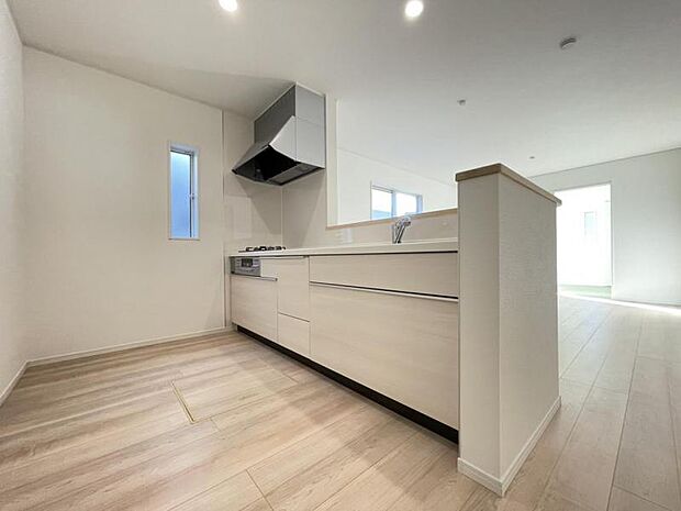 カウンター式のキッチンはリビングの様子を見ながら家事ができるので小さなお子さまがいるご家庭も安心です＾＾