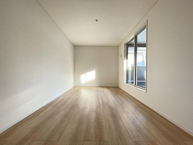 お部屋からバルコニーに出られるので、洗濯物や布団などをすぐ干せ取込みも楽にできます！