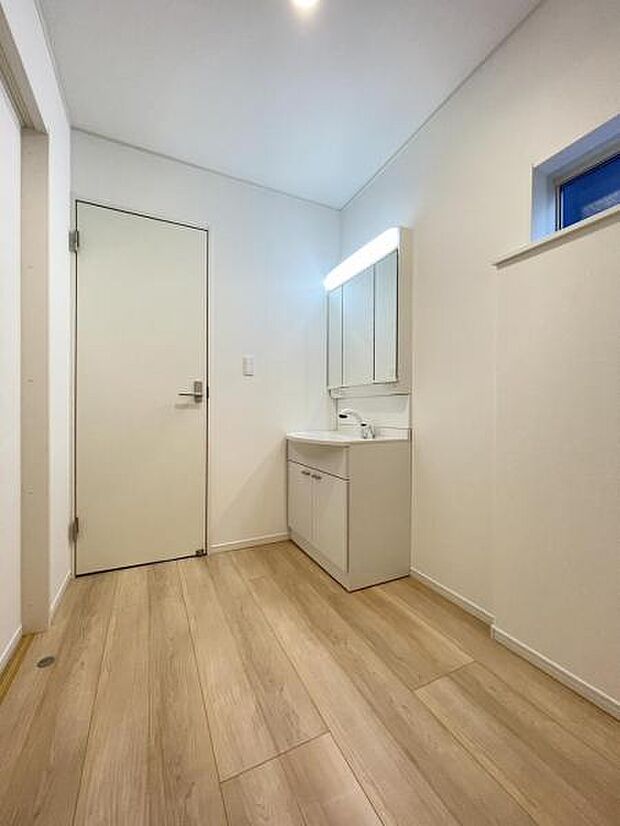 朝の準備・毎日の洗濯・帰宅後のお風呂と大活躍の洗面スペース。窓もあって風通りも良いので湿気がこもりにくい仕様＾＾