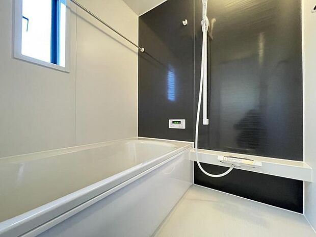 ゆったりと浸かれる1坪風呂を採用！1日の疲れを癒してくれる浴室は窓のある開放的な空間＾＾