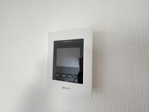 訪問者がひと目でわかるモニター付きインターホンを標準装備。お子さまのお留守番にも安心です！