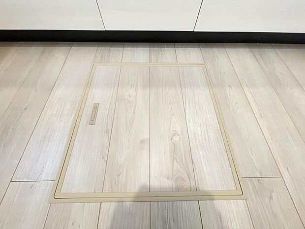 お漬物を漬けたり鍋などの季節物もしまっておける便利な床下収納！