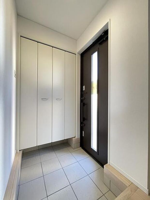 玄関を広く利用できるようシューズクローゼットを完備。ご家族みんなの靴をスッキリ収納できます！