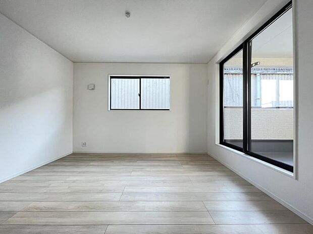 お部屋からバルコニーに出られるので、洗濯物や布団などをすぐ干せ取込みも楽にできます！