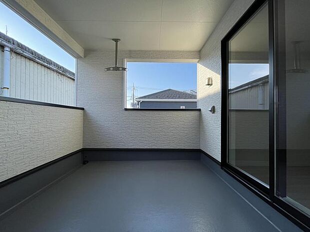 天候に左右されにくいインナーバルコニー！雨期や急な天候の変化でもひとまず安心♪家事ストレスも軽減されますね＾＾