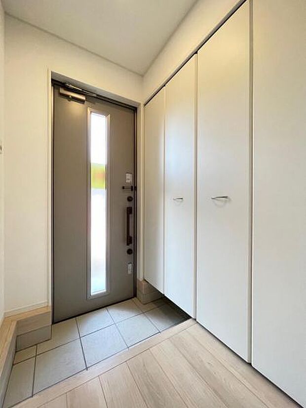 玄関を広く利用できるようシューズクローゼットを完備。ご家族みんなの靴をスッキリ収納できます！